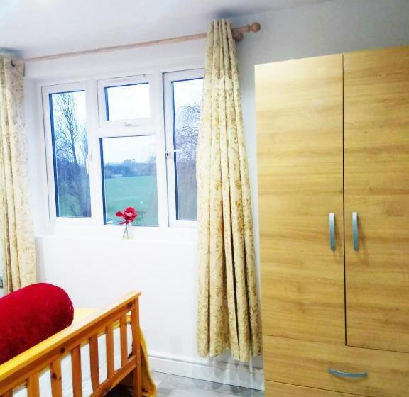 اتاق استاندارد با چشم‌انداز باغ, Goodmayes Park Home