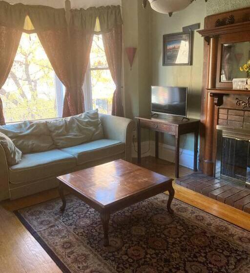 اتاق استاندارد سه نفره, Large Private Room With Queen Bed   2a