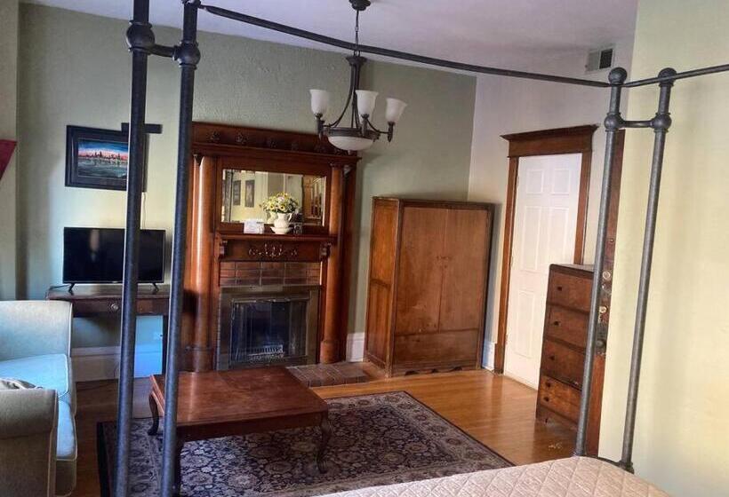 اتاق استاندارد سه نفره, Large Private Room With Queen Bed   2a