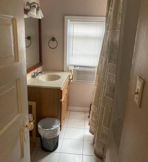 اتاق استاندارد سه نفره, Queen Bed With Private Bathroom In Lakeview   2e