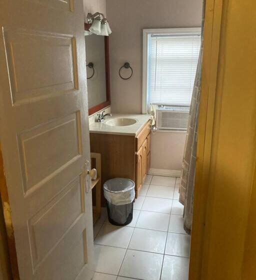 اتاق استاندارد سه نفره, Queen Bed With Private Bathroom In Lakeview   2e