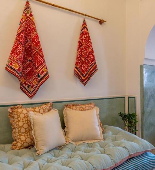 اتاق لوکس با تخت بزرگ, Sum Jaipur