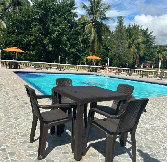 اتاق خانوادگی با سرویس بهداشتی مشترک, Hacienda Con Piscina Privada/aire Acondicionado/jacuzzi