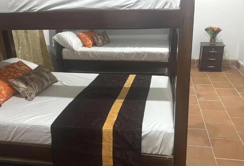 اتاق خانوادگی با سرویس بهداشتی مشترک, Hacienda Con Piscina Privada/aire Acondicionado/jacuzzi