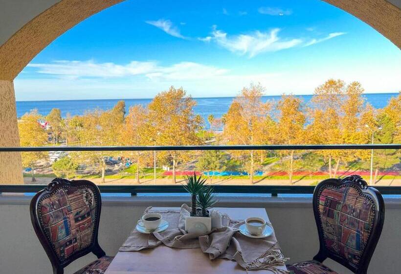 اتاق لوکس با بالکن و چشم‌انداز دریا, Sera Lake Center