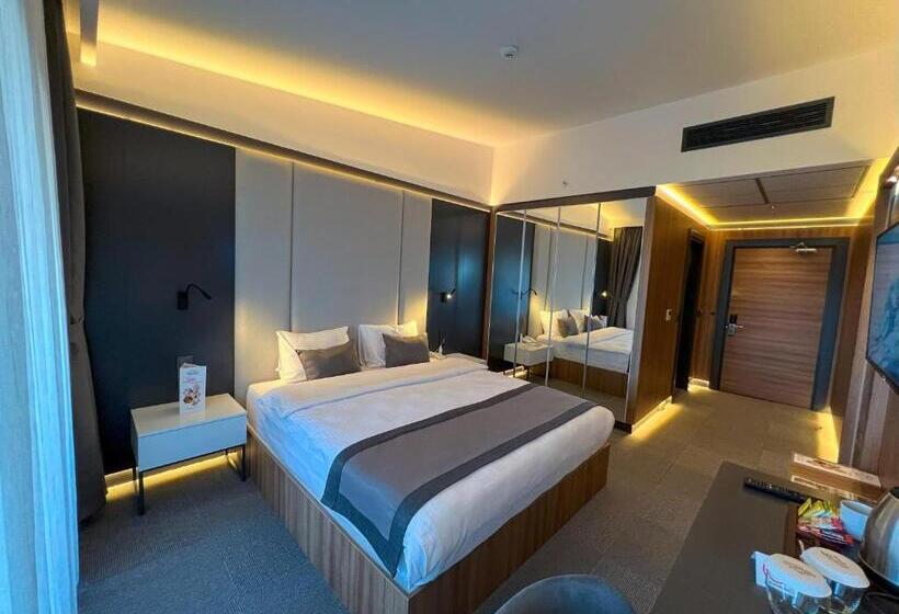 اتاق لوکس با بالکن و چشم‌انداز دریا, Sera Lake Center