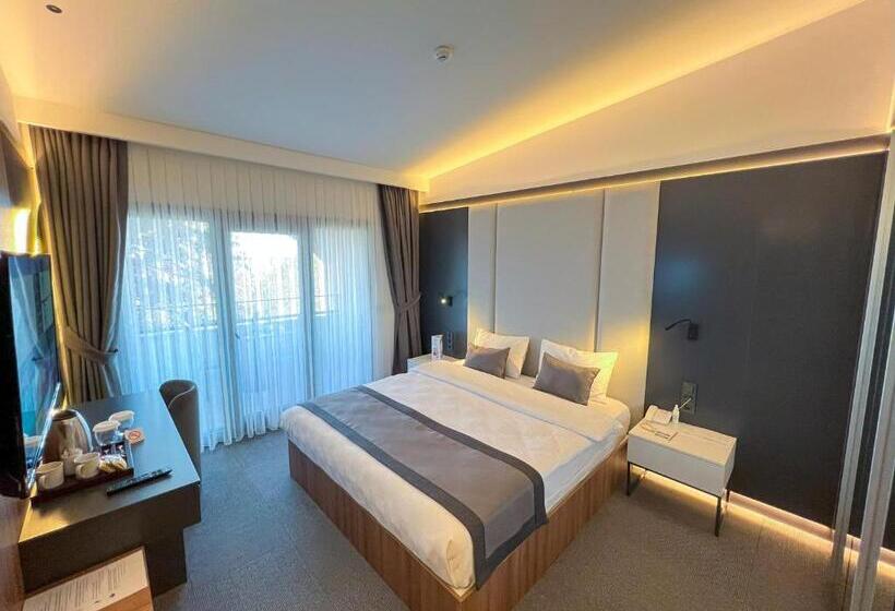 اتاق لوکس با بالکن و چشم‌انداز دریا, Sera Lake Center