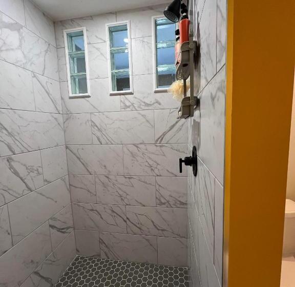 اتاق استاندارد, Whitewater Cottage
