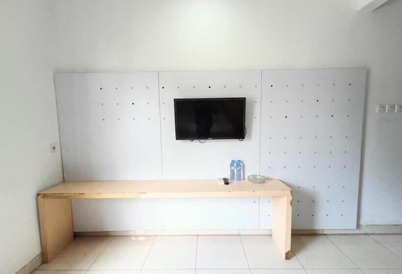 اتاق لوکس, Urbanview Hotel B Liv Kendari By Reddoorz