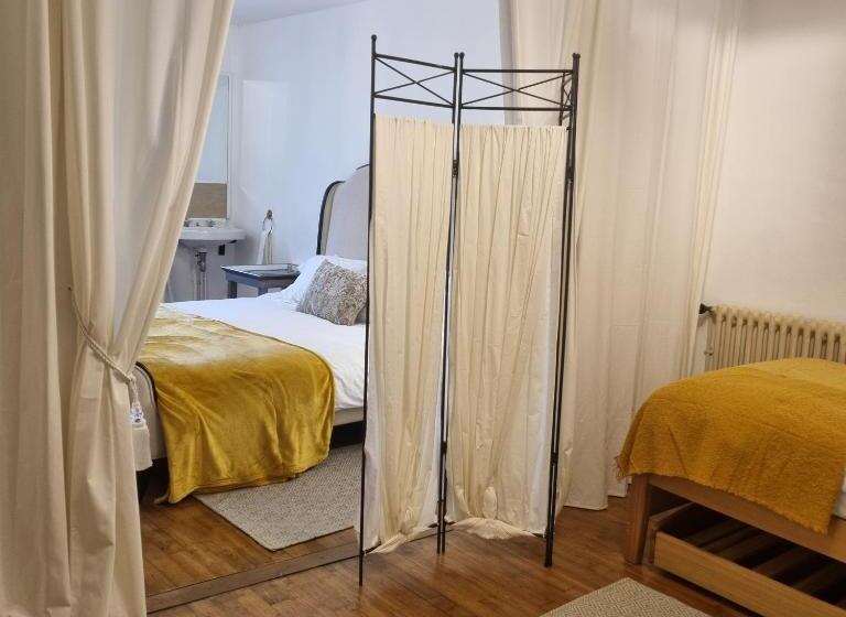 Deluxe room with river view, Chez Jack Confolens