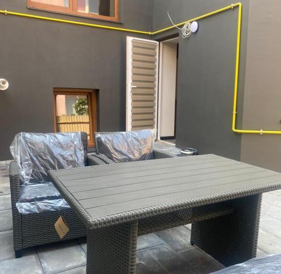 استودیوی استاندارد, Discovery Garden Apartments