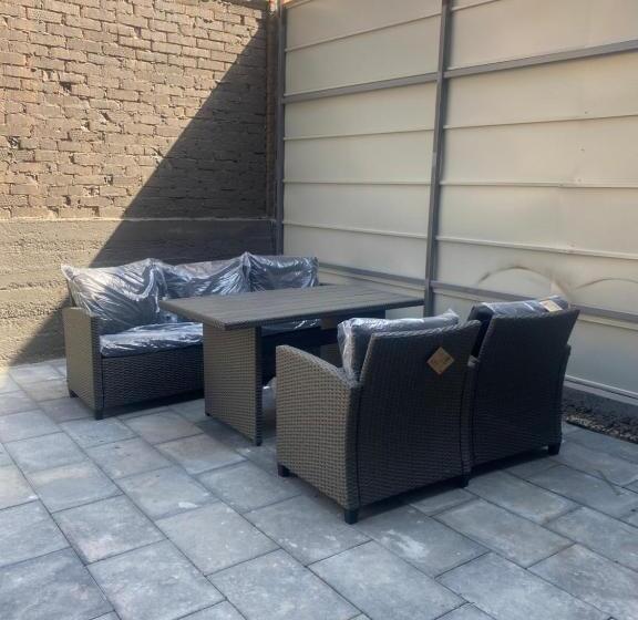 استودیوی استاندارد, Discovery Garden Apartments