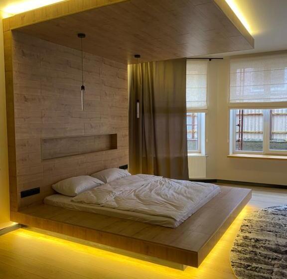 استودیوی استاندارد, Discovery Garden Apartments