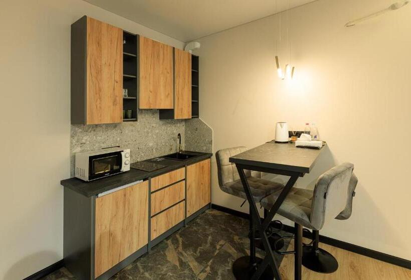 استودیوی استاندارد, Discovery Garden Apartments