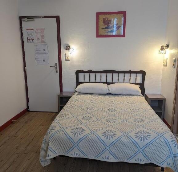 اتاق استاندارد سه نفره, Auberge Des Pins