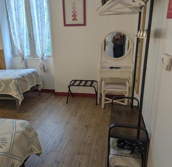 اتاق استاندارد سه نفره, Auberge Des Pins