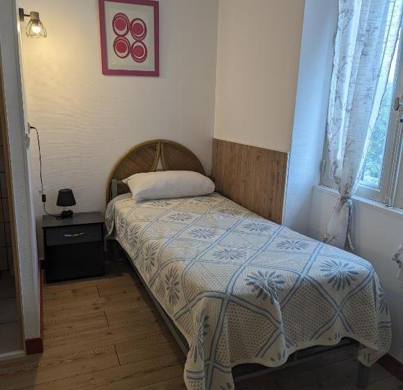 اتاق استاندارد سه نفره, Auberge Des Pins