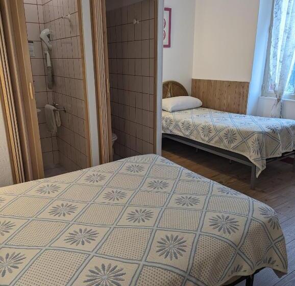 اتاق استاندارد سه نفره, Auberge Des Pins