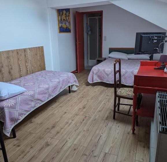 اتاق استاندارد سه نفره, Auberge Des Pins