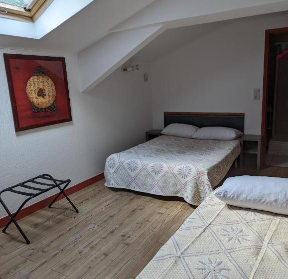 اتاق استاندارد سه نفره, Auberge Des Pins