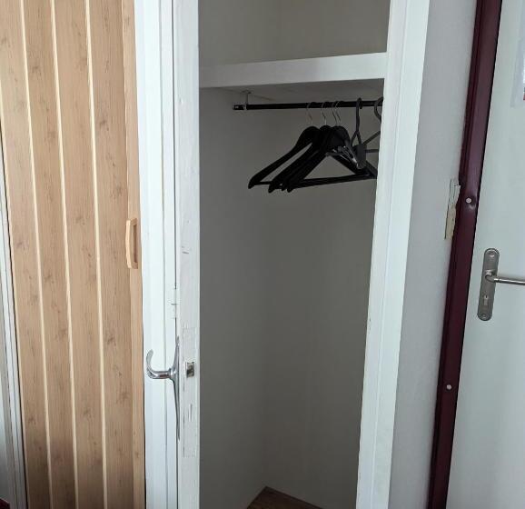اتاق استاندارد چهار تخته, Auberge Des Pins
