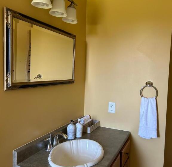 اتاق استاندارد با تخت بزرگ, Tides Inn Guest Suites