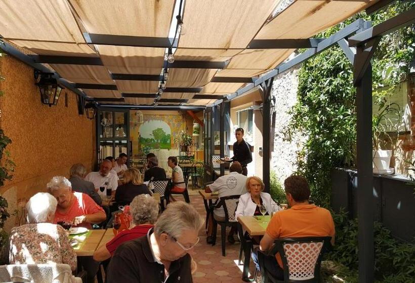 اتاق لوکس, Chambre D´hôtes Léonie & Restaurant