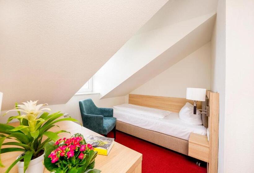 اتاق استاندارد سه نفره, Garni Eden Hotels