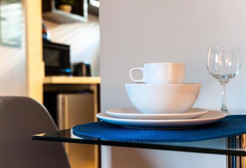 استودیوی استاندارد, Waterside Hotel And Suites