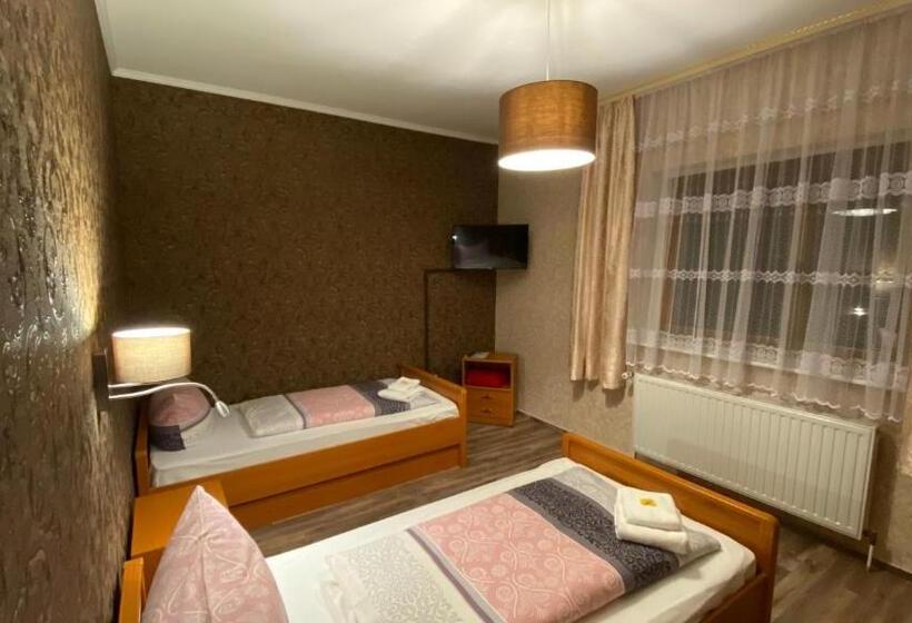 اتاق کلاسیک, Schröder S Motel