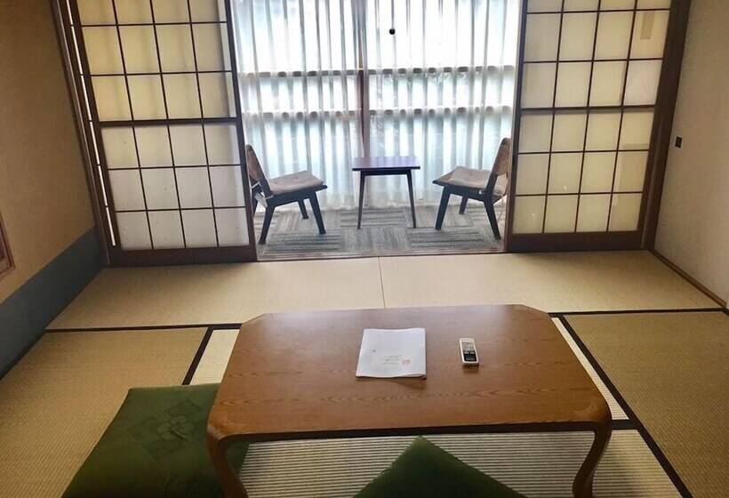 اتاق ساده سه‌ نفره, Zen Hostel