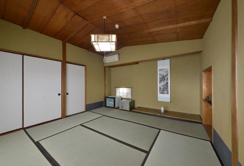 اتاق ساده سه‌ نفره, Zen Hostel