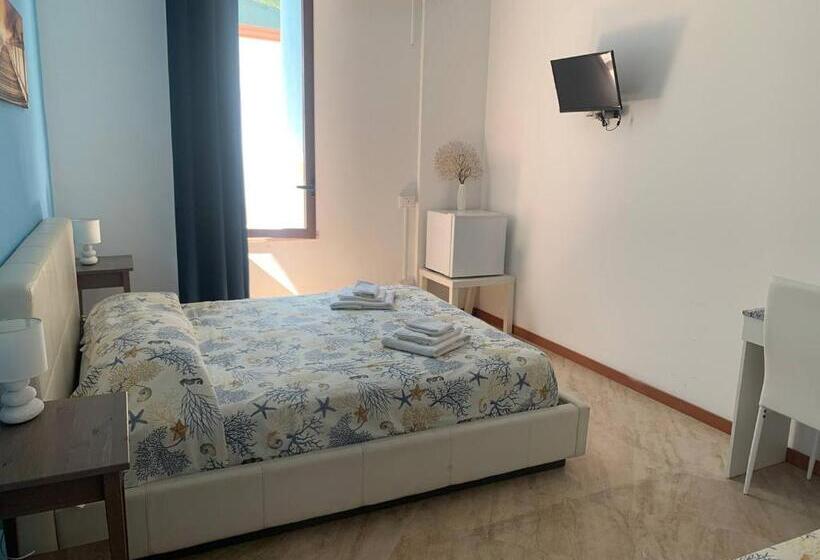 اتاق راحتی سه تخته, Borgomarino S Room