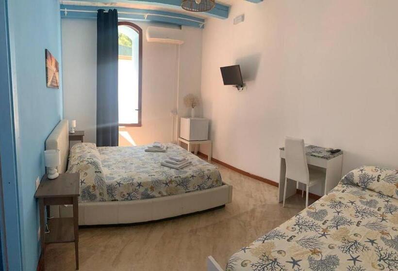 اتاق راحتی سه تخته, Borgomarino S Room