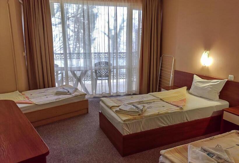 اتاق استاندارد سه تخته با بالکن, Family Hotel Diana