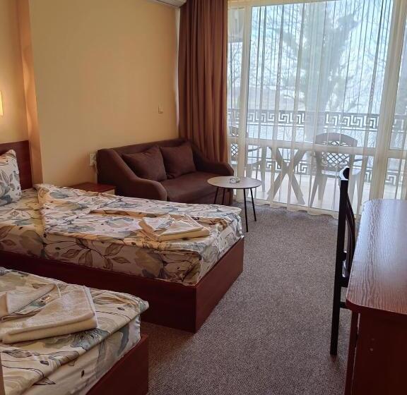 اتاق استاندارد سه تخته با بالکن, Family Hotel Diana