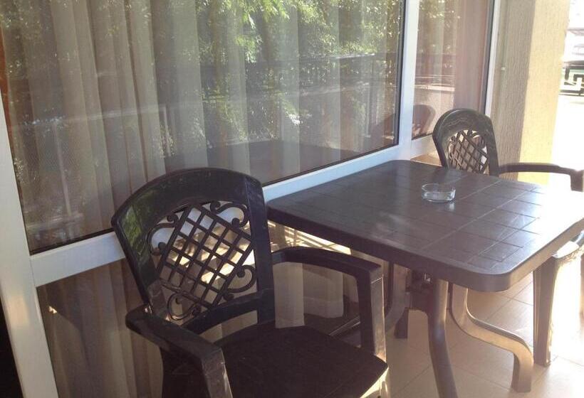 اتاق استاندارد چهارنفره با بالکن, Family Hotel Diana