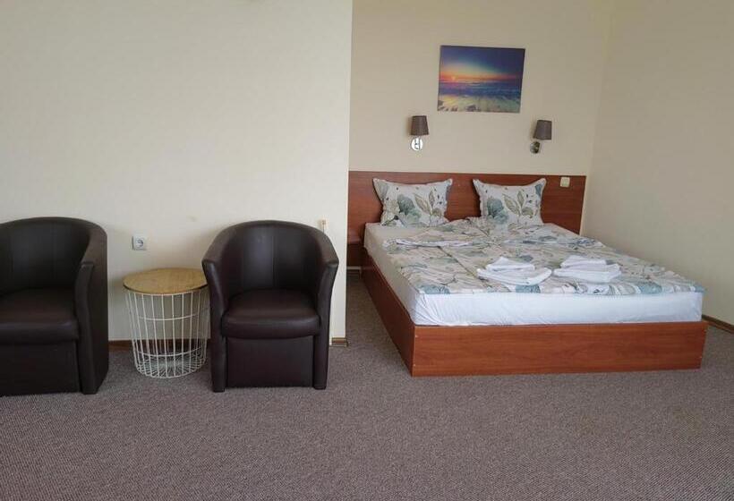 اتاق استاندارد چهارنفره با بالکن, Family Hotel Diana