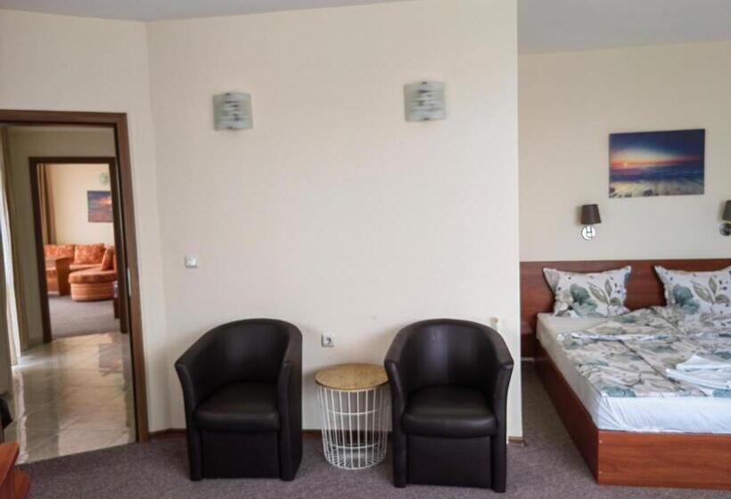 اتاق استاندارد چهارنفره با بالکن, Family Hotel Diana