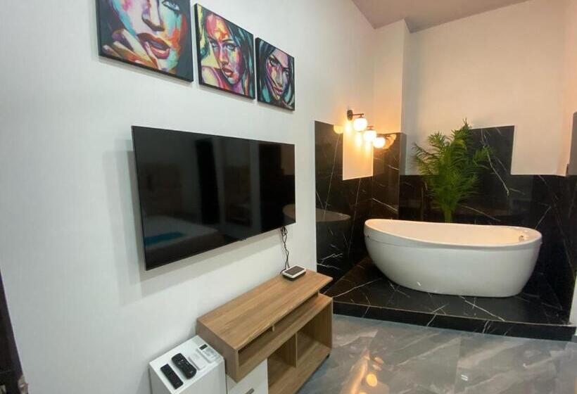 سوئیت با وان آب گرم, Caps Hoteles