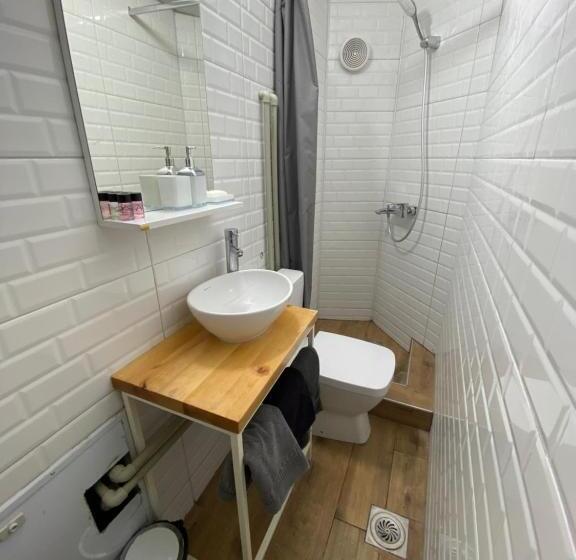 اتاق استاندارد با سرویس بهداشتی مشترک, Mickitos Urban Hostel