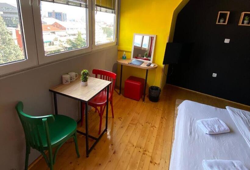 اتاق استاندارد با سرویس بهداشتی مشترک, Mickitos Urban Hostel
