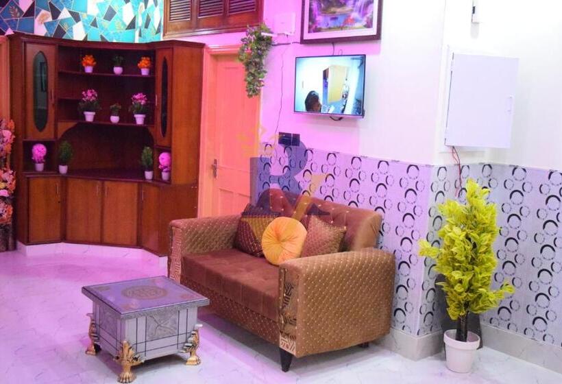 اتاق لوکس سه تخته, The Royal Villas Guest House