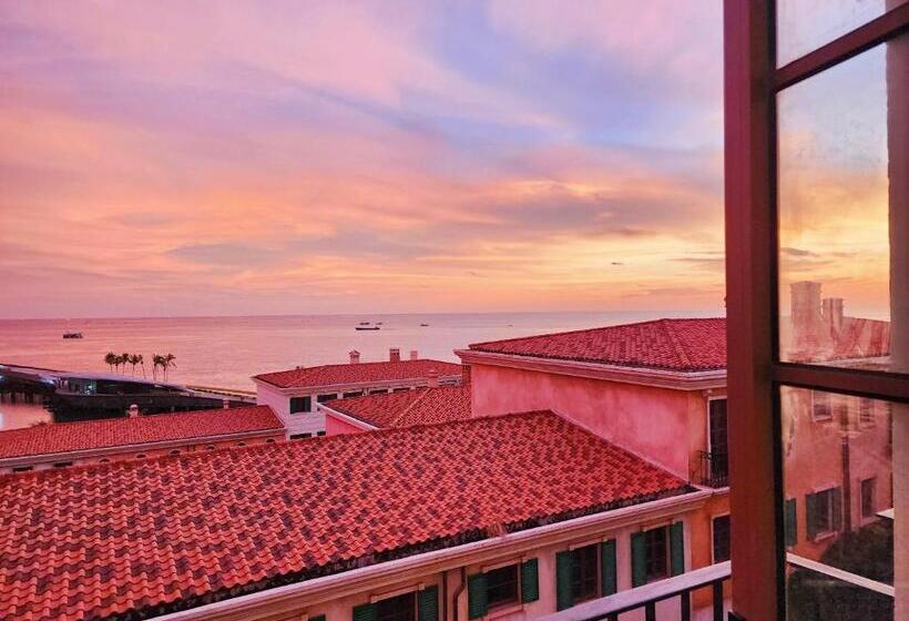 اتاق لوکس با بالکن و چشم‌انداز دریا, Sea Sunset Hotel Phu Quoc   Welcome To A Mixing World Of Friends
