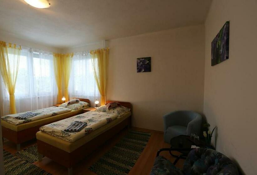 اتاق راحتی, Alcorso Pension