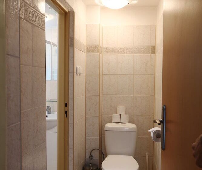 اتاق استاندارد سه نفره, Alcorso Pension