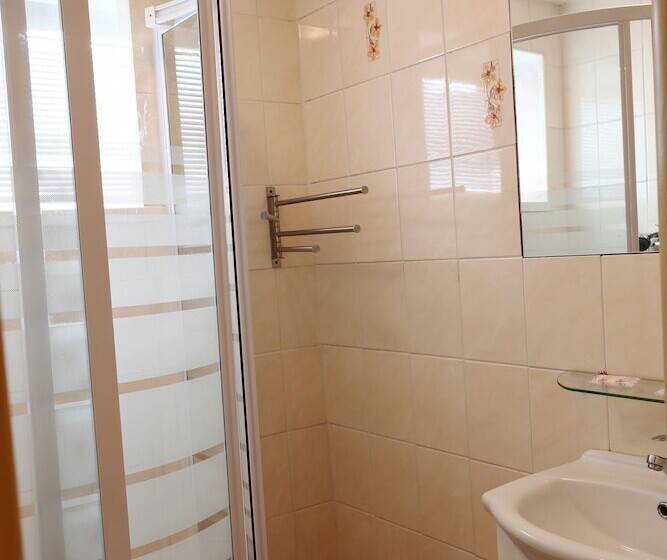 اتاق استاندارد سه نفره, Alcorso Pension