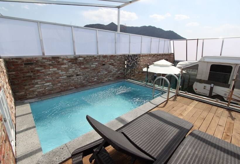 سوئیت پریمیوم, February Hotel Apsan