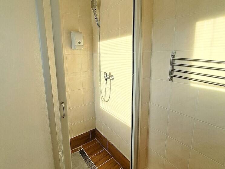 اتاق استاندارد سه نفره, Alcorso Pension