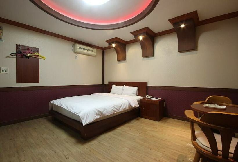 اتاق استاندارد, Utopia Motel